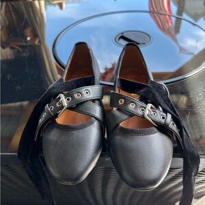 Elegant Black Women's Shoes with Buckle Detail
